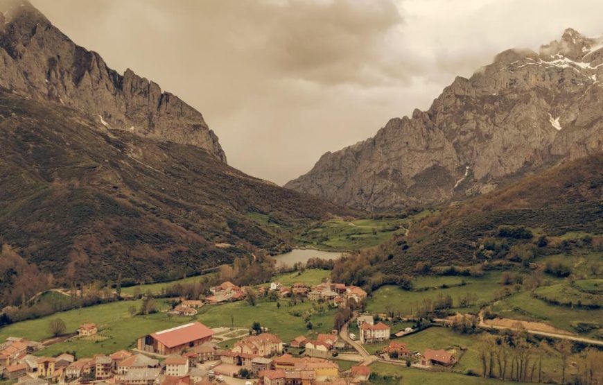 Hiking in Picos de Europa. Refuges and Hotels | Amazing 6 days |